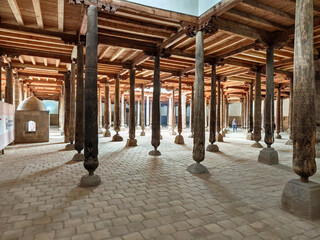 Obraz premium Gallery of wooden columns in hall of Juma Mosque, one of most ancient buildings in Khiva, Uzbekistan