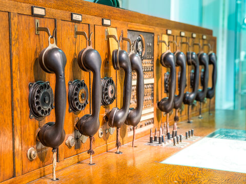 Historische Telefonzentrale mit alten Telefonh&ouml;rern