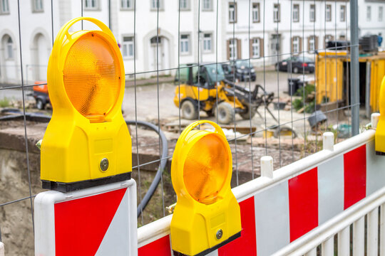 Baustellenabsperrung mit Warnleuchten