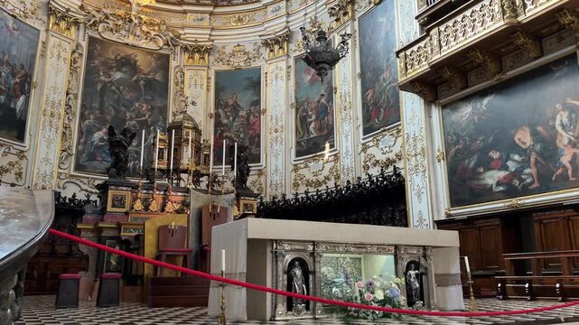 interno del duomo di bergamo, italia