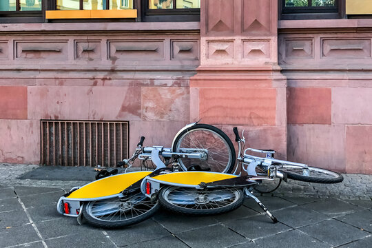 Zusammengeklappte Fahrr&auml;der vor Stadtfassade
