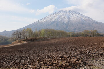 耕された農地と雲かかる羊蹄山　北海道真狩村 © akht.mymt