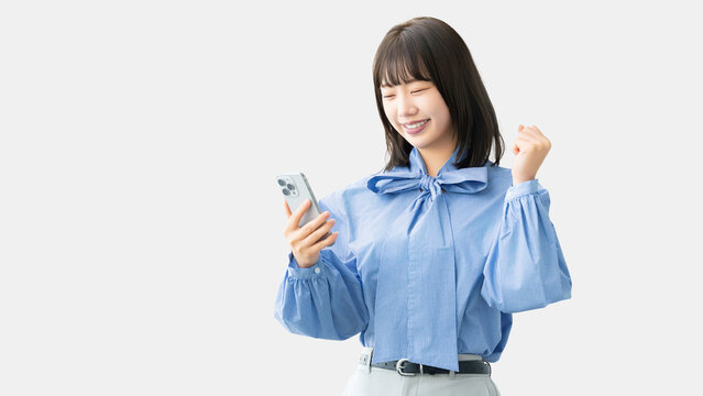 スマートフォンを持ってガッツポーズをする女性・ビジネスウーマン, Businesswoman Holding a Smartphone and Making a Fist Pump