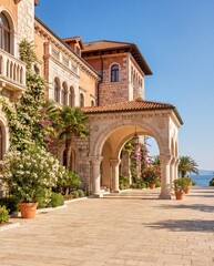 Obraz premium Upscale coastal resort courtyard with timeless stone architecture