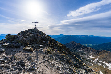Fototapeta premium Sonnenaufgang Großer Hengst - Großer Bösenstein - Region Murtal - Alpen - Österreich - Gipfelkreuz