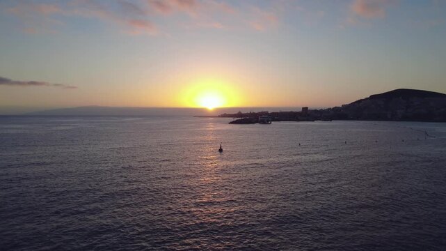 Vista a&eacute;rea al atardecer del puerto de Los Cristianos, Tenerife, Islas Canarias, Espa&ntilde;a