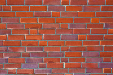 Ściana z czerwono - fioletowej cegły klinkierowej. A wall made of red and purple clinker bricks. © 123108 Aneta