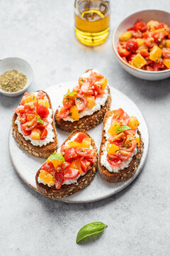 tartines de pain grill&eacute; bruschetta ricotta fouett&eacute;e et tomates