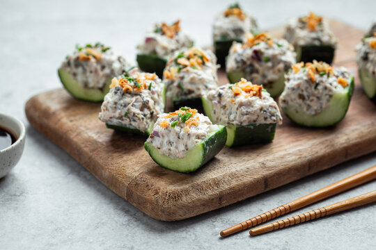 concombre farcis au thon et fromage frais oignons croustillant ciboulette