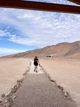 Mujer corriendo por sendero entre monta&ntilde;as