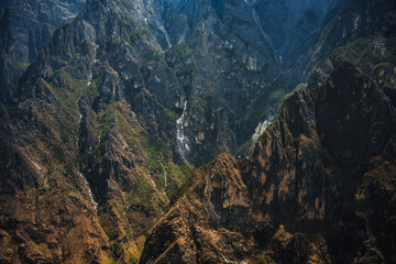 China, Yunnan Province, Jade Dragon Snow Mountain beside Tiger Leaping Gorge  © yue