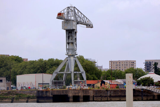 une &eacute;norme grue