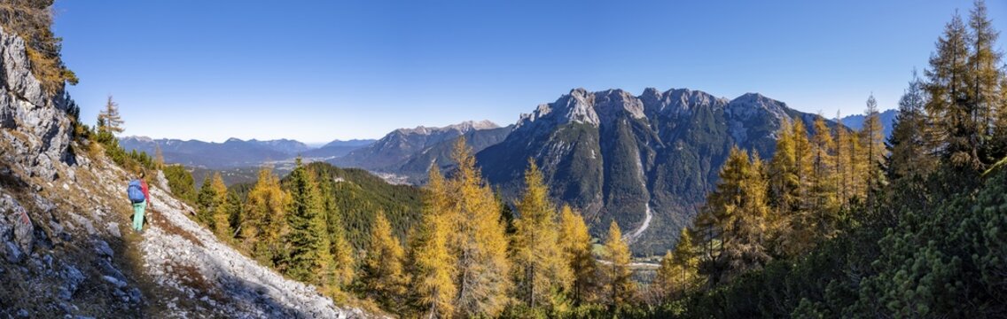 View of the Karwendel, hikers on the trail to the Gro&szlig;e Arnspitze, mountain valley and mountains, near Scharnitz, Bavaria, Germany