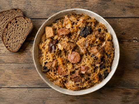 Sabor de la cocina tradicional con chucrut y carne en un plato
