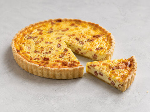 Tarta de queso con jam&oacute;n y trozo servido en un plato