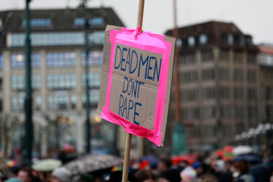 Protestschilder gegen Gewalt gegen Frauen auf einer Demonstration
