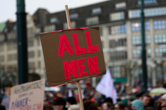 Protestschilder gegen Gewalt gegen Frauen auf einer Demonstration