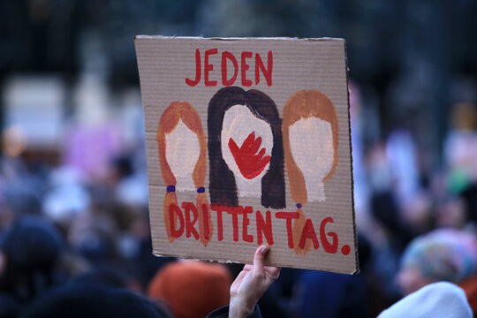 Protestschilder gegen Gewalt gegen Frauen auf einer Demonstration