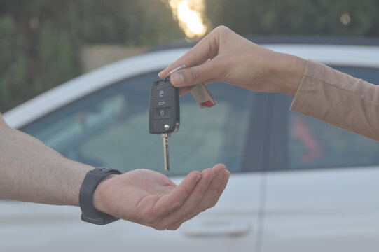 Entrega del veh&iacute;culo por parte del vendedor al comprador, transferencia del autom&oacute;vil, pr&eacute;stamo del veh&iacute;culo.