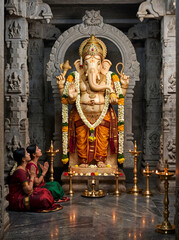 Obraz premium Lord Ganesha Devotional Artwork with Traditional Temple Architecture, Ganesha Divine Statue