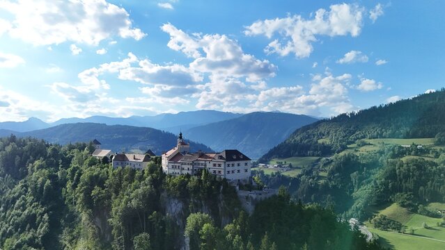 die Burg Strechau in der Landschaft des steirischen Ennstal, 