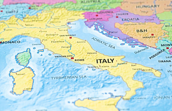 Detailed map of Italy showing major cities, seas, and surrounding countries