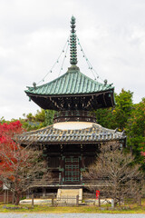 Fototapeta premium 日本の風景・秋 京都 嵯峨嵐山 紅葉の清涼寺（嵯峨釈迦堂） 