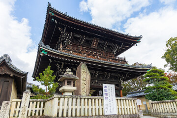 Naklejka premium 日本の風景・秋 京都 嵯峨嵐山 紅葉の清涼寺（嵯峨釈迦堂） 