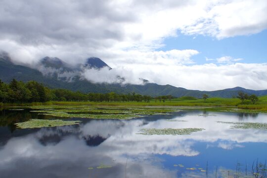 知床国定公園の風景　知床五湖（第１湖）と知床連山