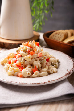 Macaroni Tuna salad with elbow pasta and canned tuna, served with saltine crackers. Easy and healthy recipe.