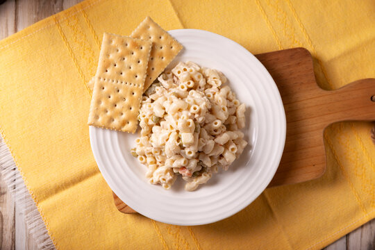 Macaroni Tuna salad with elbow pasta and canned tuna, served with saltine crackers. Easy and healthy recipe.