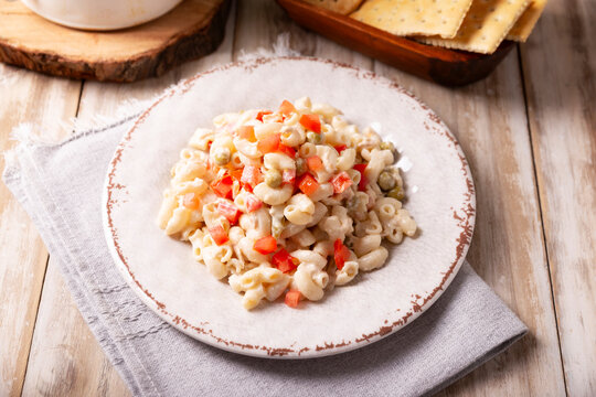 Macaroni Tuna salad with elbow pasta and canned tuna, served with saltine crackers. Easy and healthy recipe.