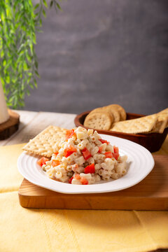 Macaroni Tuna salad with elbow pasta and canned tuna, served with saltine crackers. Easy and healthy recipe.