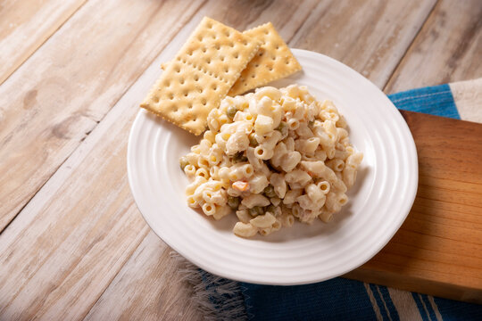 Macaroni Tuna salad with elbow pasta and canned tuna, served with saltine crackers. Easy and healthy recipe.