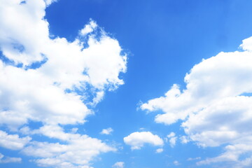 Obraz premium Beautiful blue sky with scattered cumulus clouds and open space.