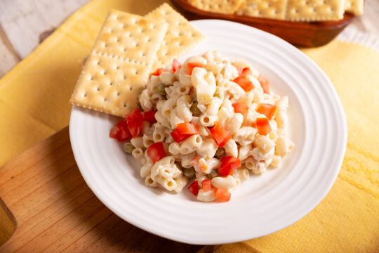 Macaroni Tuna salad with elbow pasta and canned tuna, served with saltine crackers. Easy and healthy recipe.