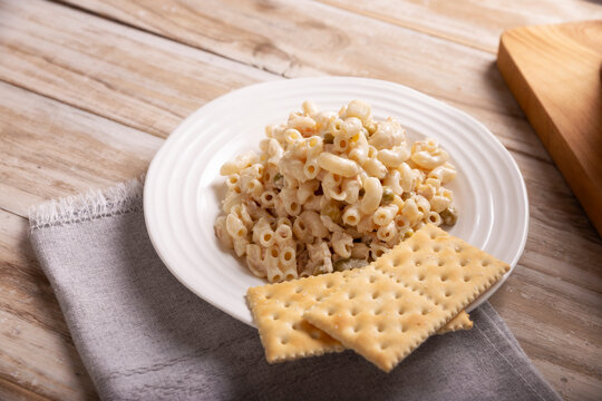 Macaroni Tuna salad with elbow pasta and canned tuna, served with saltine crackers. Easy and healthy recipe.