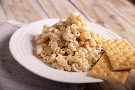 Macaroni Tuna salad with elbow pasta and canned tuna, served with saltine crackers. Easy and healthy recipe.
