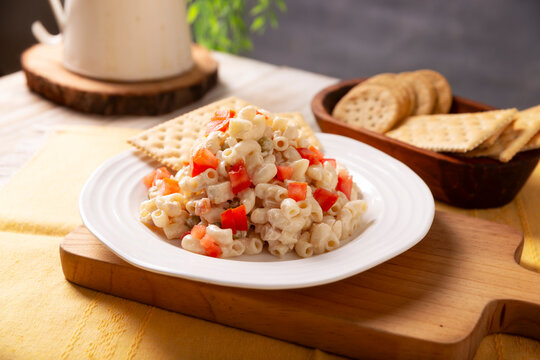 Macaroni Tuna salad with elbow pasta and canned tuna, served with saltine crackers. Easy and healthy recipe.