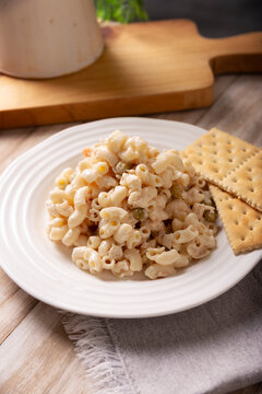 Macaroni Tuna salad with elbow pasta and canned tuna, served with saltine crackers. Easy and healthy recipe.