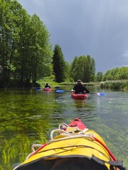 Kajakowa wycieczka w wakacje rzeką  © FotoDax