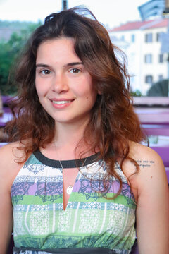 RITRATTO DI GIOVANE RAGAZZA SORRIDENDO