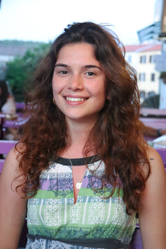 RITRATTO DI GIOVANE RAGAZZA SORRIDENDO