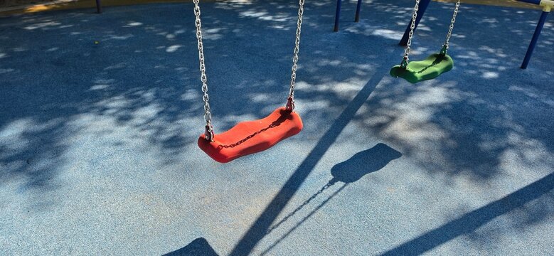 Sunny day park background featuring a classic playground swing 클래식한 놀이터 그네가 특징인 햇살 가득한 날의 공원 배경
