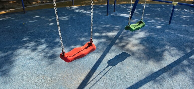 Empty swing in a public park on a bright sunny day 밝고 햇살 가득한 날 공원의 빈 그네