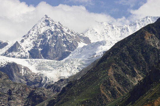 snowcapped mountains and glaciers of himachal pradesh, adventure travel in himalayas, scenic landscape of hampta pass, trekking destination near manali