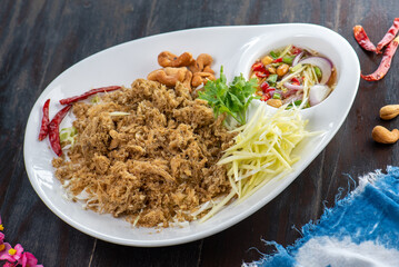 A plate of Yum Woon Sen, a spicy Thai salad made with glass noodles, minced pork, peanuts, and vegetables. © BESTIMAGE