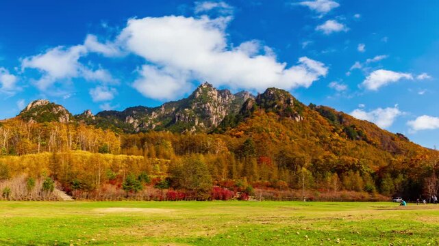 みずがき山自然公園 から瑞牆山の紅葉のパノラマ&larr;左方向スライド