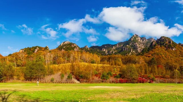 みずがき山自然公園 から瑞牆山の紅葉のパノラマ&rArr;右方向スライド&larr;