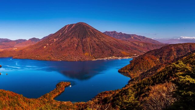 奥日光 半月山展望台から紅葉の八丁出島と中禅寺湖に映る男体山&larr;左方向スライド